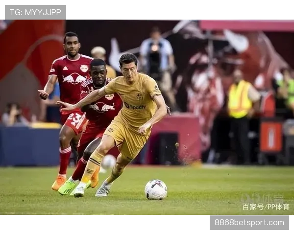 本泽马后期与莱万终结效率对比：球权依赖度如何塑造差异